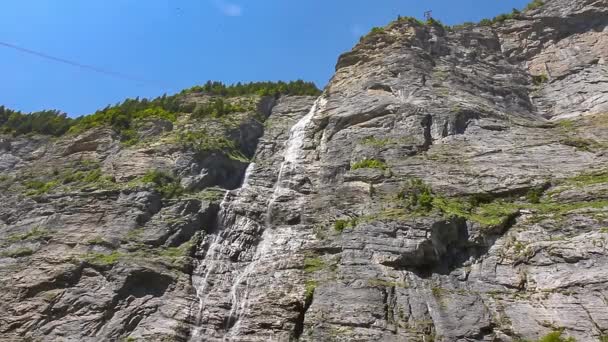 Utsikt Över Det Stora Vattenfallet Berget Schweiziska Alperna — Stockvideo