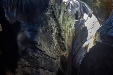 Trummelbach düşüyor, Lauterbrunnen, İsviçre - Avrupa 'nın en büyük yeraltı suları dökülüyor