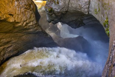 Trummelbach düşüyor, Lauterbrunnen, İsviçre - Avrupa 'nın en büyük yeraltı suları dökülüyor