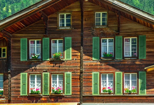 Παλιό Ξύλινο Σπίτι Λουλούδια Στο Μπαλκόνι Στην Ελβετία Άλπεις — Φωτογραφία Αρχείου