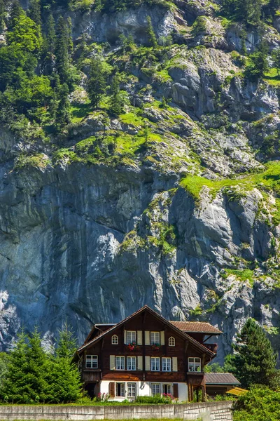 Oud Houten Huis Met Bloemen Het Balkon Zwitserland Alpen — Stockfoto