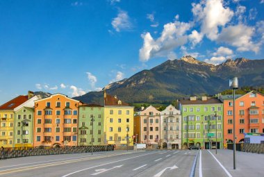 Avusturya 'nın Innsbruck kentindeki renkli binaların manzarası
