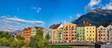 Avusturya 'nın Innsbruck kentindeki renkli binaların manzarası