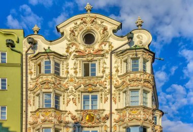 Avusturya 'nın Innsbruck kentindeki ünlü binanın dış görünüşü