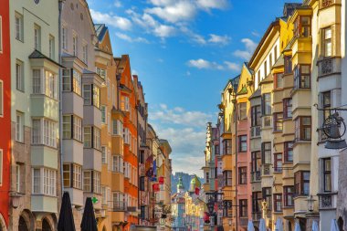 Avusturya 'nın Innsbruck kentindeki renkli binaların manzarası