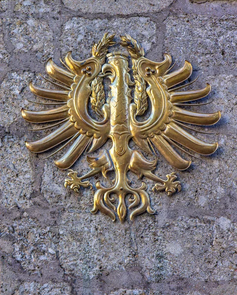 奥地利因斯布鲁克城墙上的金色纹章 — 图库照片