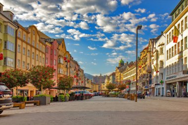 Avusturya 'nın Innsbruck kentindeki renkli binaların manzarası