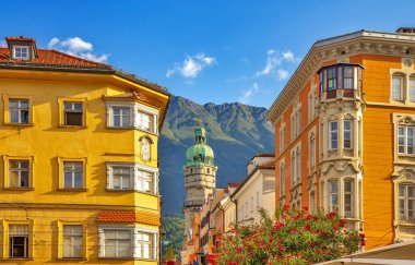 Avusturya 'nın Innsbruck kentindeki renkli binaların manzarası