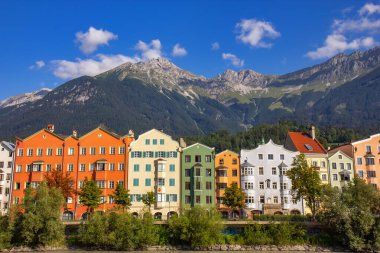 Avusturya 'nın Innsbruck kentindeki renkli binaların manzarası
