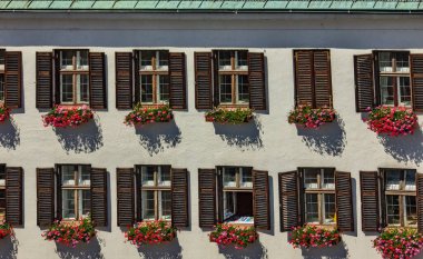 Avusturya 'nın Innsbruck kentindeki renkli binaların manzarası