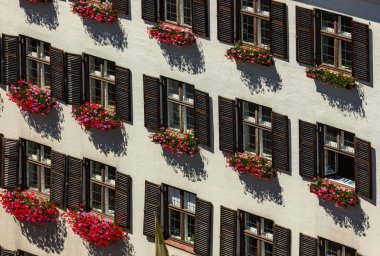 Avusturya 'nın Innsbruck kentindeki renkli binaların manzarası