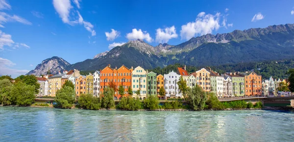 Blick Auf Die Bunten Gebäude Innsbruck Österreich lizenzfreie Stockbilder