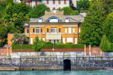 İtalyan Alplerindeki güzel mimari ve Como Gölü manzarası