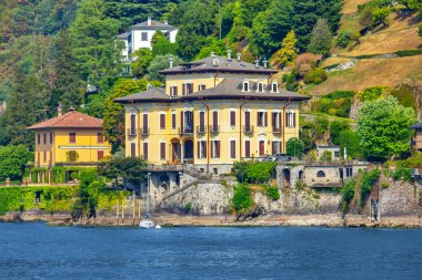 İtalyan Alplerindeki güzel mimari ve Como Gölü manzarası