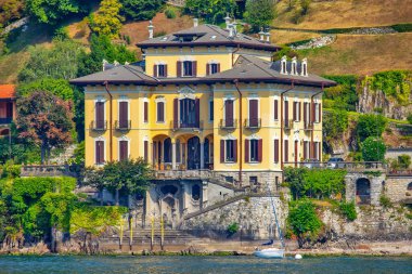 İtalyan Alplerindeki güzel mimari ve Como Gölü manzarası