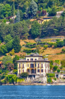 İtalyan Alplerindeki güzel mimari ve Como Gölü manzarası