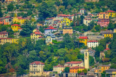 İtalyan Alplerindeki güzel mimari ve Como Gölü manzarası