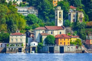 İtalyan Alplerindeki güzel mimari ve Como Gölü manzarası