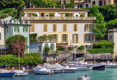 İtalyan Alplerindeki güzel mimari ve Como Gölü manzarası