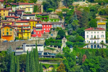 İtalyan Alplerindeki güzel mimari ve Como Gölü manzarası
