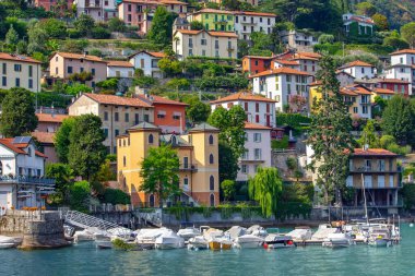 İtalyan Alplerindeki güzel mimari ve Como Gölü manzarası