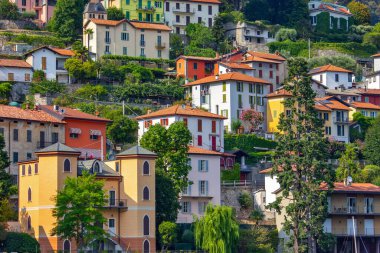 İtalyan Alplerindeki güzel mimari ve Como Gölü manzarası