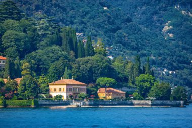 İtalyan Alplerindeki güzel mimari ve Como Gölü manzarası