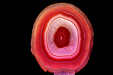 Siyah arkaplandaki kırmızı akik mineralinin ayrıntıları