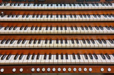 İsviçre, Lozan 'daki Katedral' deki orgun klavyesi.