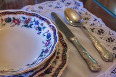 Eski evdeki kırsal atmosferde eski moda yemek masası.