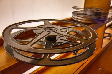 Gerçek 35 mm film projektörü bandı eski stüdyoda.