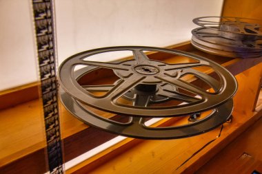 Gerçek 35 mm film projektörü bandı eski stüdyoda.