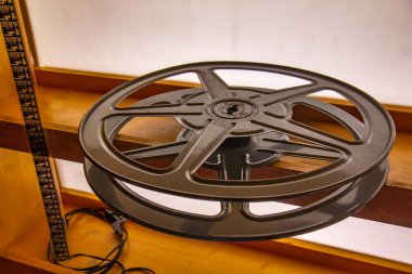 Gerçek 35 mm film projektörü bandı eski stüdyoda.
