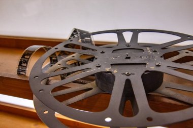 Gerçek 35 mm film projektörü bandı eski stüdyoda.