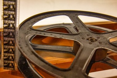 Gerçek 35 mm film projektörü bandı eski stüdyoda.