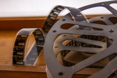 Gerçek 35 mm film projektörü bandı eski stüdyoda.