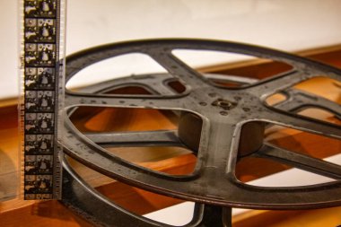 Gerçek 35 mm film projektörü bandı eski stüdyoda.