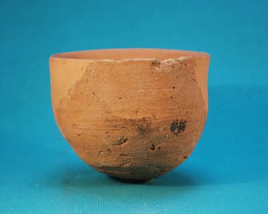 Arkeolojik alandan eski arkeolojik eser vazosu