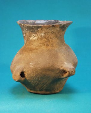 Arkeolojik alandan eski arkeolojik eser vazosu