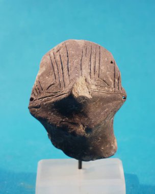 Arkeolojik alandan eski taş heykel-heykel kalıntısı