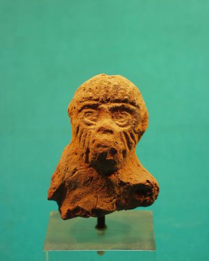 Arkeolojik alandan eski taş heykel-heykel kalıntısı