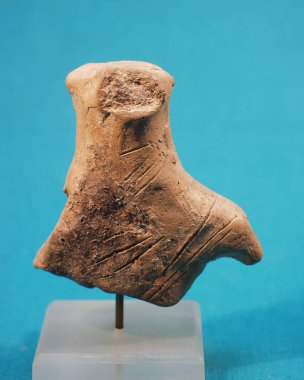 Arkeolojik alandan eski taş heykel-heykel kalıntısı