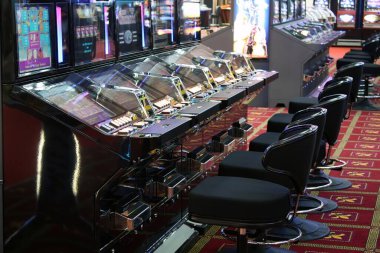 Kumar makineli kumarhanenin içi boş.