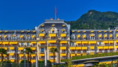 Montreux 'da yeşil kepenkli Büyüleyici Tarihi Bina - İsviçre