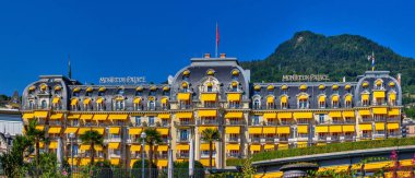 Montreux 'da yeşil kepenkli Büyüleyici Tarihi Bina - İsviçre