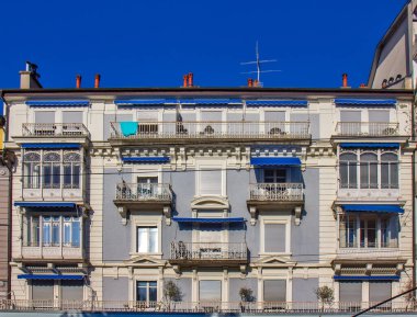 Montreux 'da mavi kepenkleri olan büyüleyici tarihi bina - İsviçre