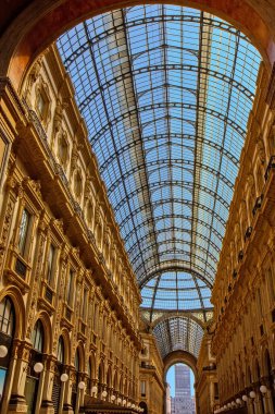 İtalya 'nın en eski aktif alışveriş galerisi, Galleria Vittorio Emanuele II, Milano