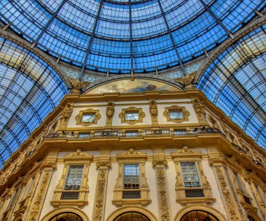 İtalya 'nın en eski aktif alışveriş galerisi, Galleria Vittorio Emanuele II, Milano