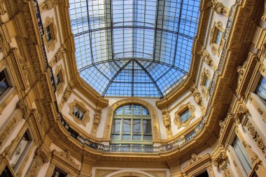 İtalya 'nın en eski aktif alışveriş galerisi, Galleria Vittorio Emanuele II, Milano