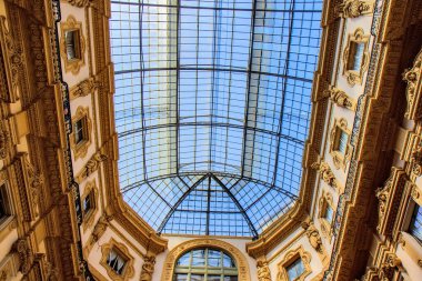 İtalya 'nın en eski aktif alışveriş galerisi, Galleria Vittorio Emanuele II, Milano